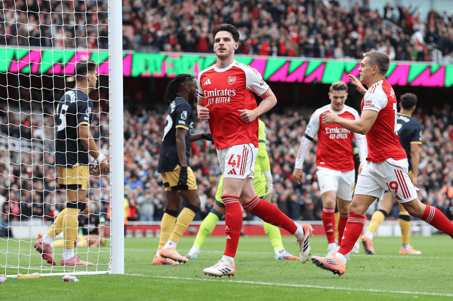 爱游戏中国-窗口期英超焦点战;法兰克福造点机会;媒体盛赞;更衣室氛围转暖的简单介绍