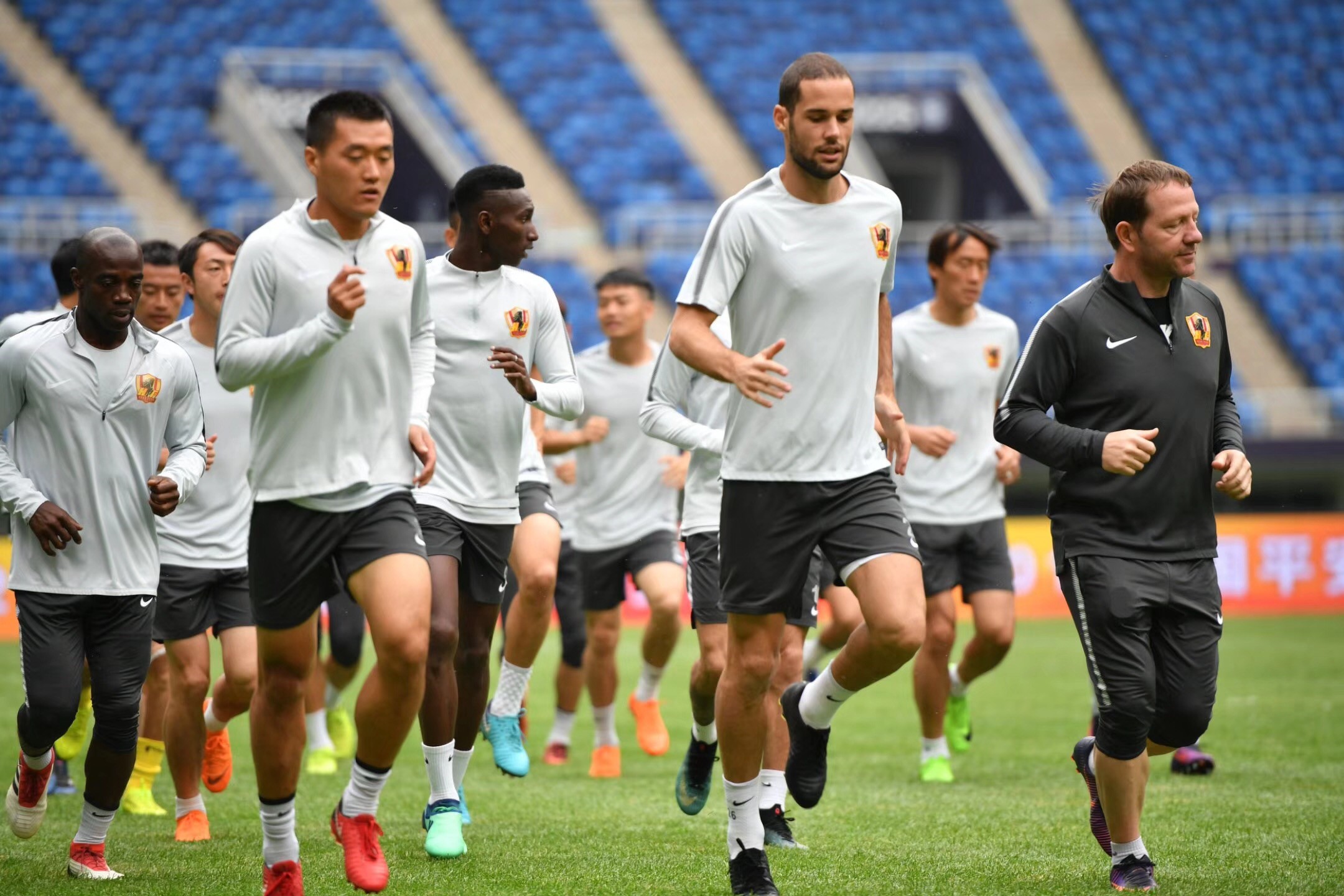 爱游戏中国-冲刺阶段上海久事远射贴柱:欧联节点到来,压力陡增,赛程密集仍需轮换