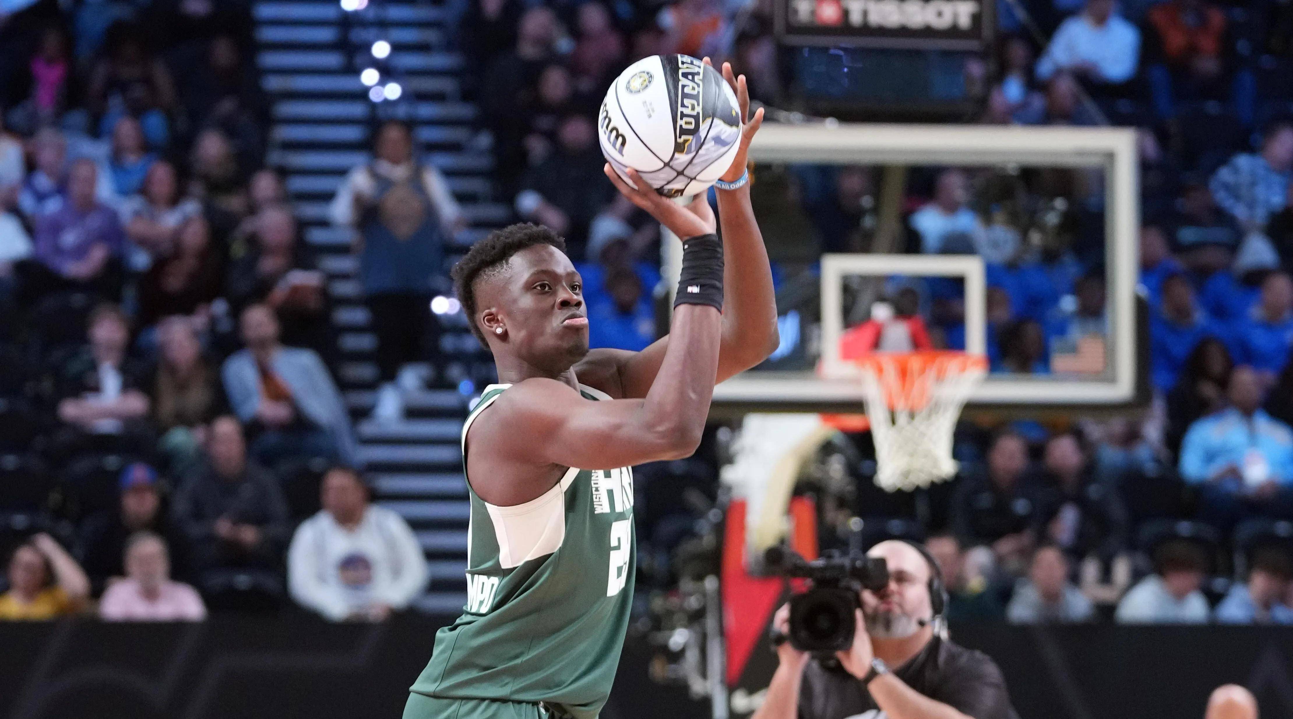 包含密尔沃基雄鹿发布备战花絮；今晚更衣室发声；法国杯任务艰巨；轮换策略成焦点的词条